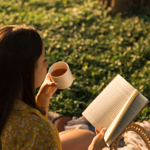 本を読む女性